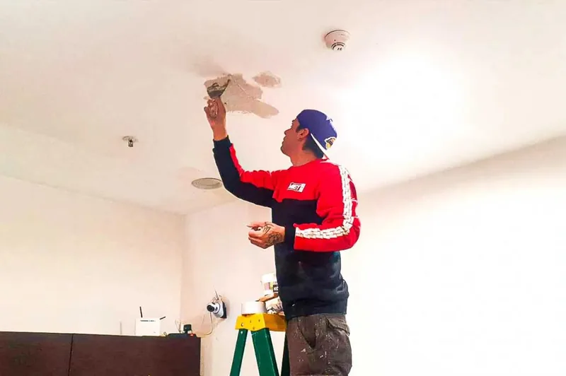 Especialista de MET ONE trabajando en instalaciones
